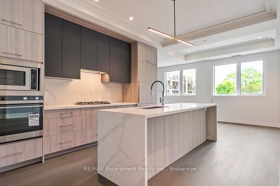 123 Maurice Drive 201, Oakville, ON L6K 2W6 – photo 3