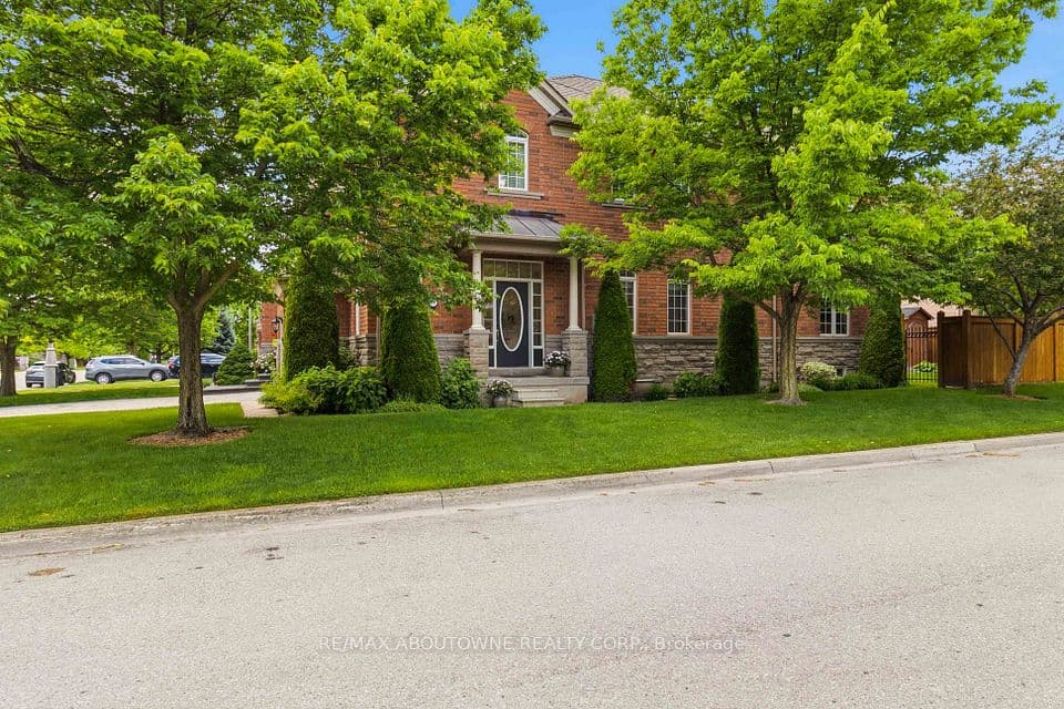 240 Duskywing Way, Oakville, ON L6L 6X5 – main photo