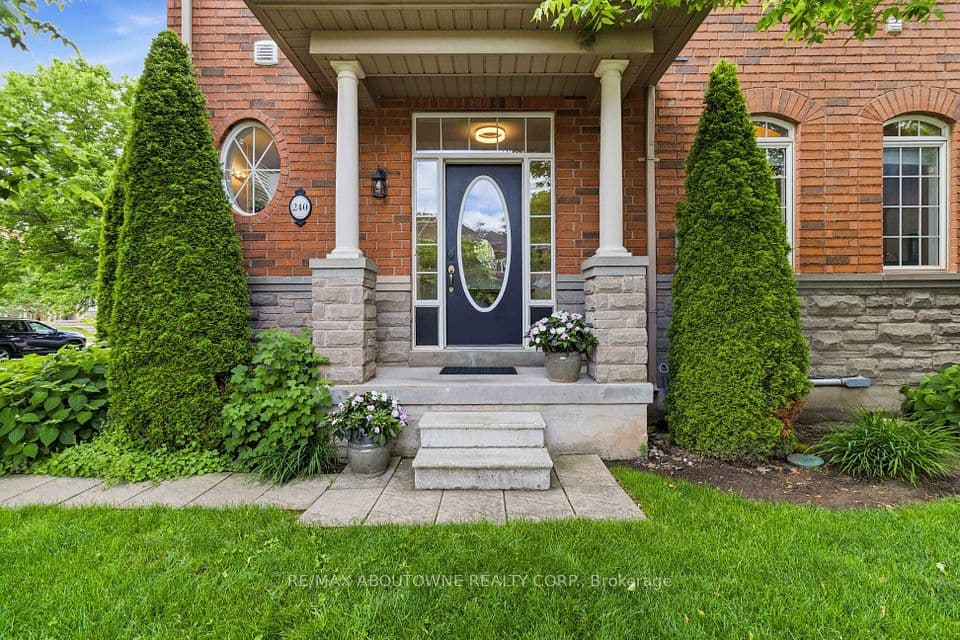 240 Duskywing Way, Oakville, ON L6L 6X5 – photo 3