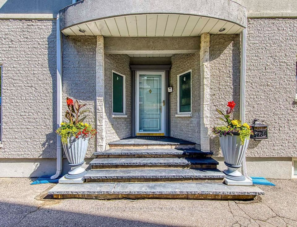 18 Martin Grove Road, Toronto, ON M9B 4J9 – main photo