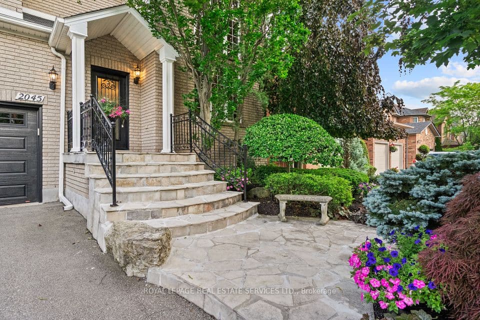2045 Rosemount Crescent, Oakville, ON L6M 3P5 – photo 2