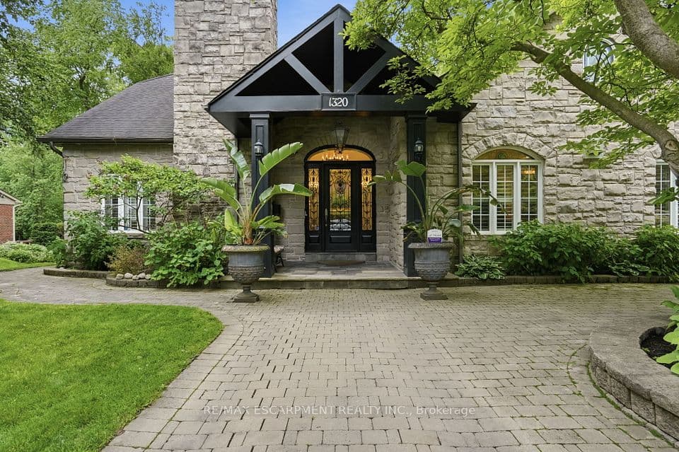 1320 Woodland Avenue, Mississauga, ON L5G 2X9 – main photo