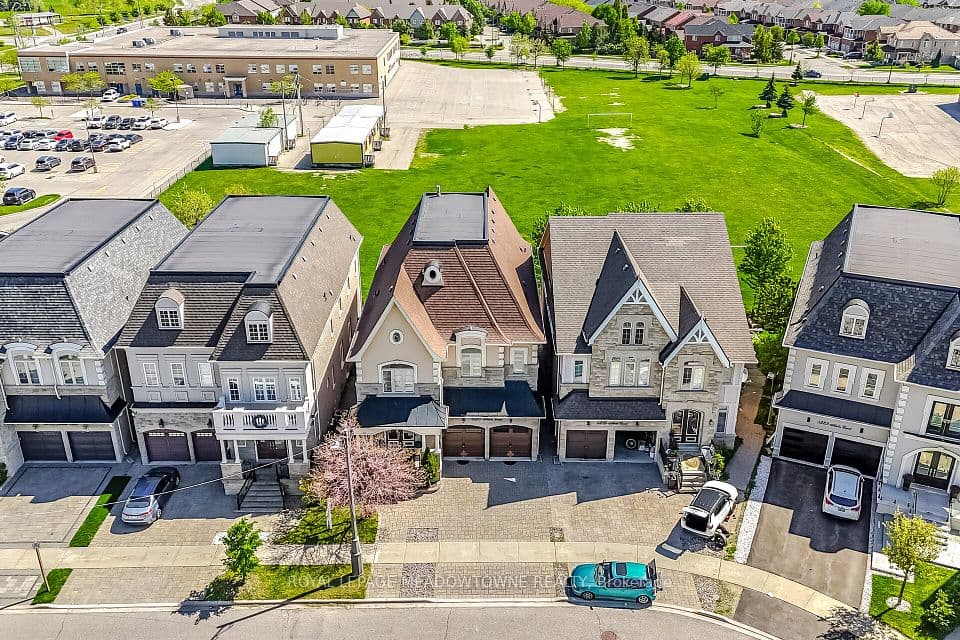5221 Adobe Court, Mississauga, ON L5M 0K8 – photo 2