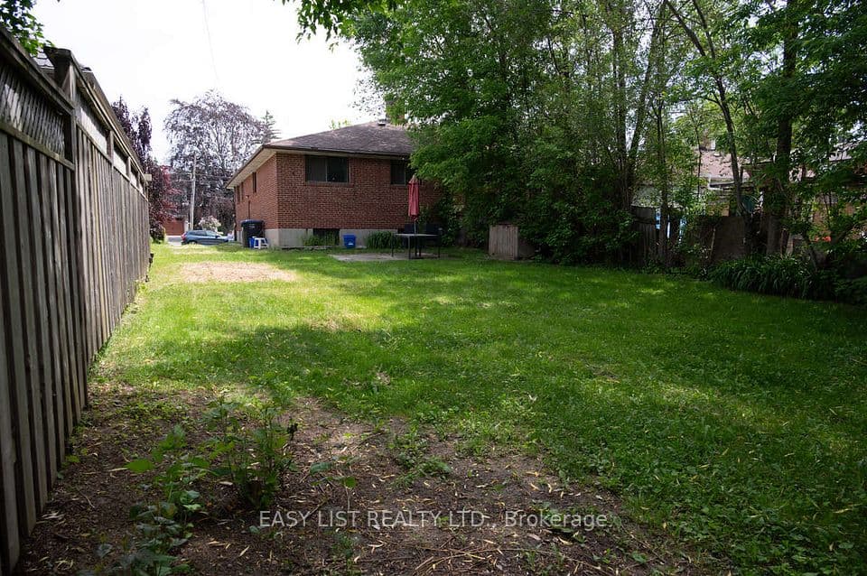 1574 Northmount Avenue, Mississauga, ON L5E 1Z1 – photo 2