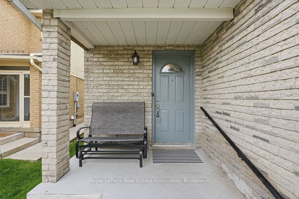 8 Sparrow Court, Brampton, ON L6Y 3P3 – photo 3
