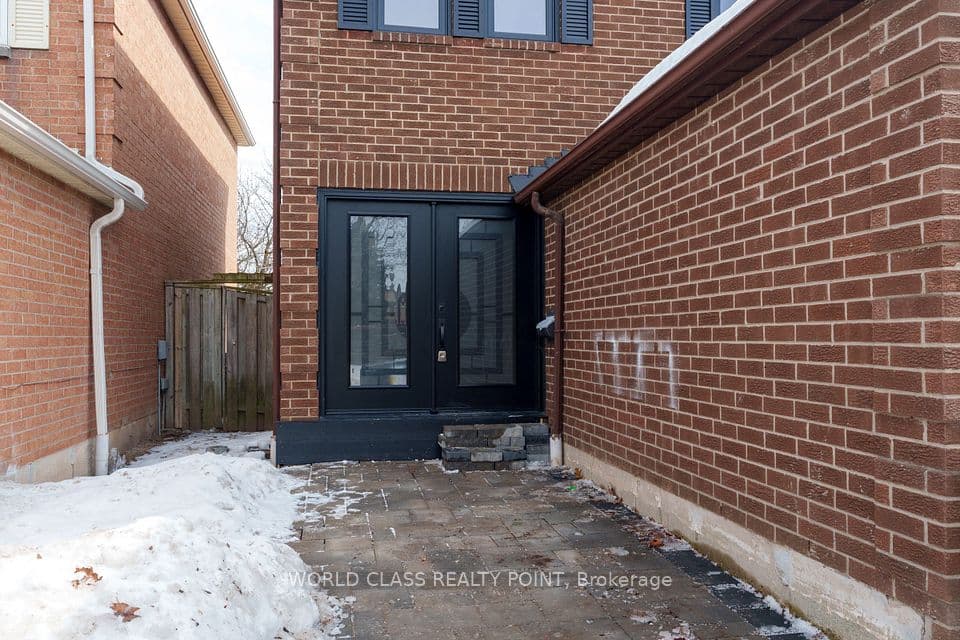 4272 Sawmill Valley Drive, Mississauga, ON L5L 3M9 – photo 3