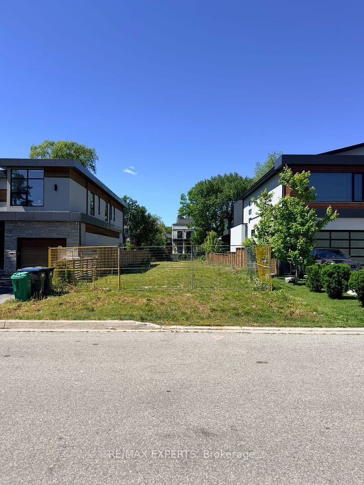 755 MONTBECK Crescent, Mississauga, ON L5G 1P4 – photo 2