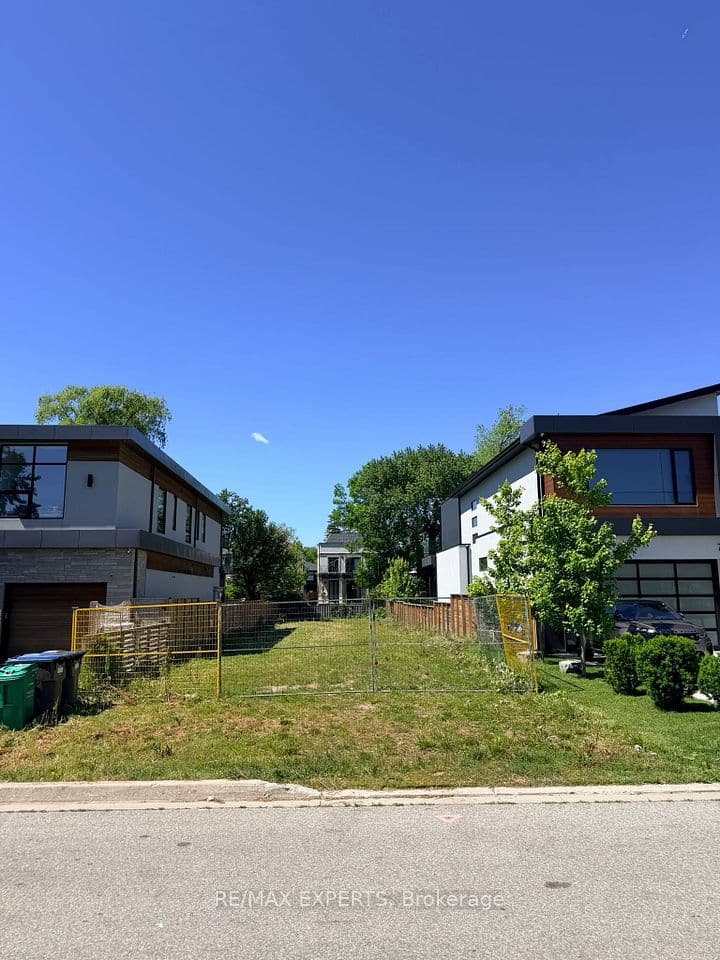 755 MONTBECK Crescent, Mississauga, ON L5G 1P4 – main photo