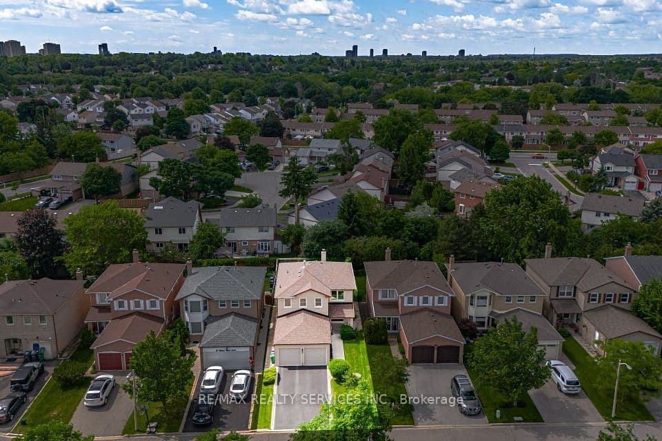 10 Meadow Bush Court, Brampton, ON L6S 5B6 – photo 2