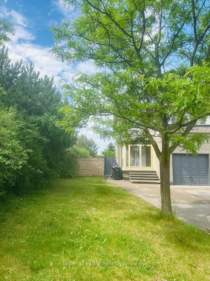 25 Lucio Court, Brampton, ON L6P 1K1 – main photo