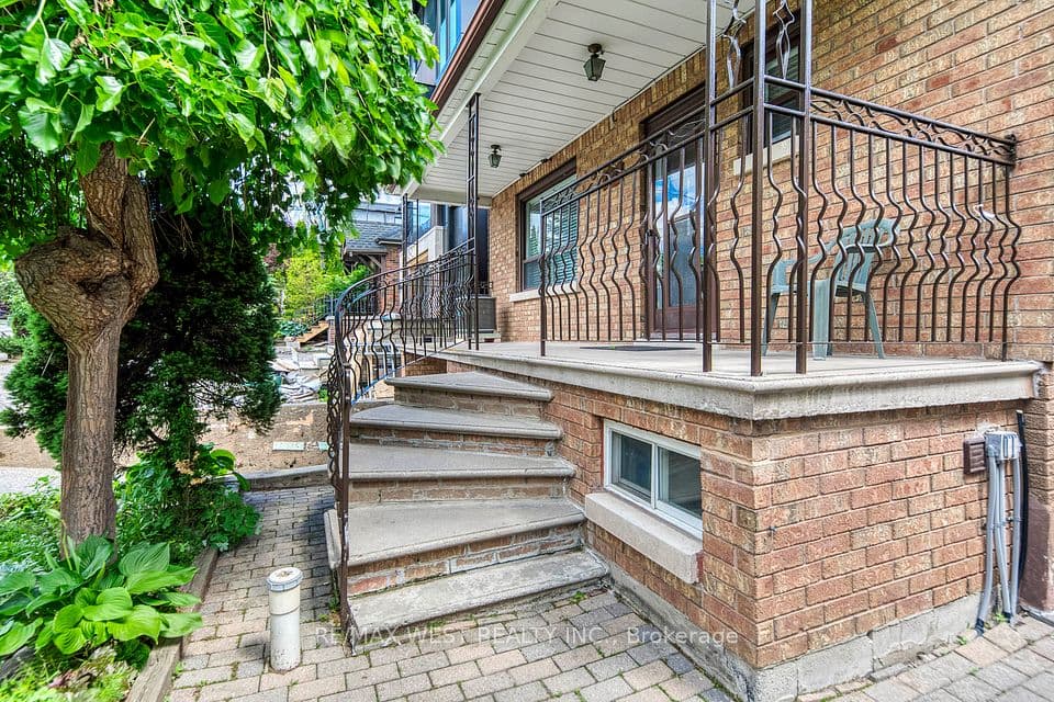 49 Montcalm Avenue, Toronto, ON M6E 4N8 – photo 3