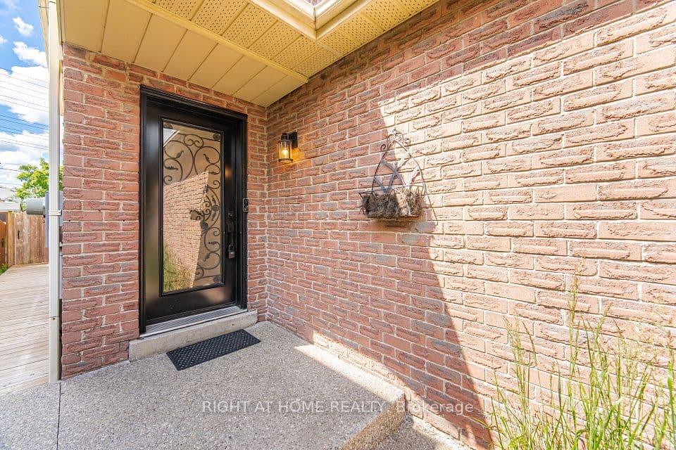 7013 Hickling Crescent, Mississauga, ON L5N 5A6 – photo 3