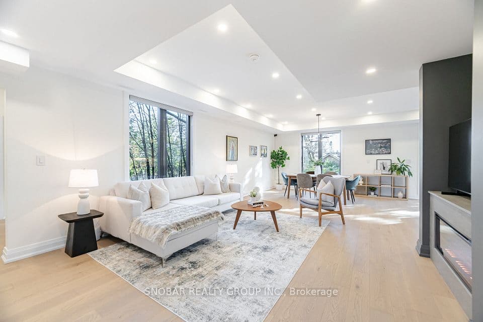 720 Hillman Crescent, Mississauga, ON L4Y 2J2 – main photo