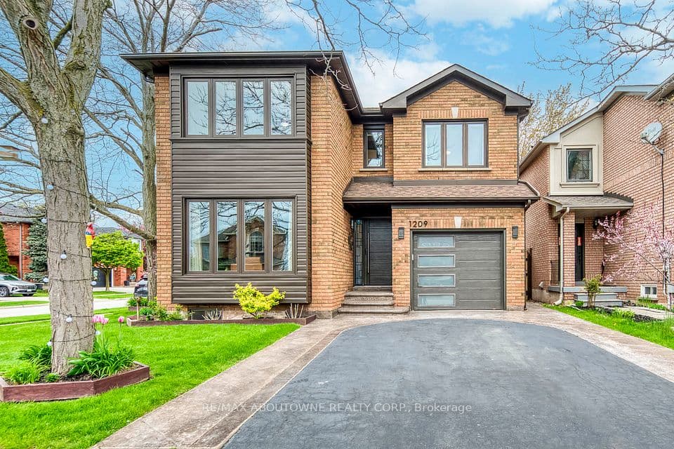 1209 Old Oak Drive, Oakville, ON L6M 3K6 – main photo