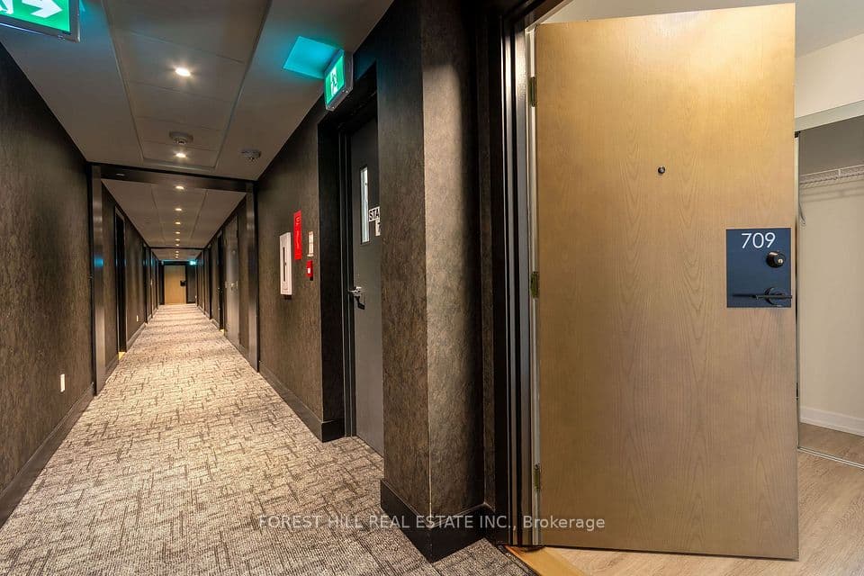 2300 ST CLAIR Avenue W 709, Toronto, ON M6N 0B3 – photo 2