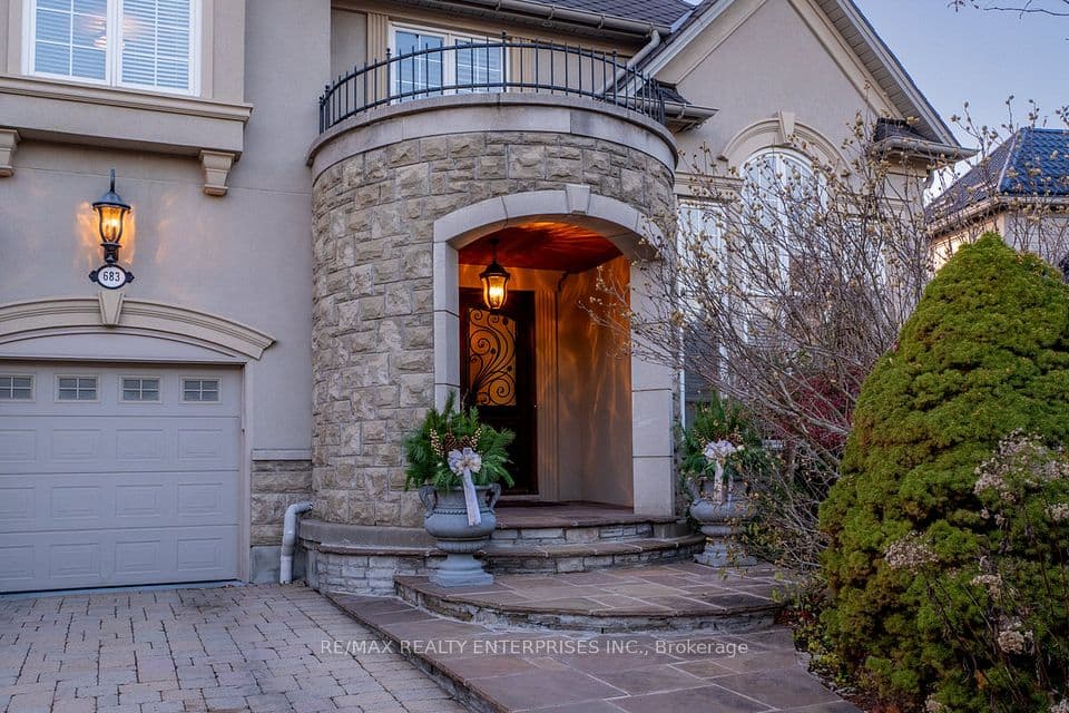 683 Canyon Street, Mississauga, ON L5H 4L9 – photo 3