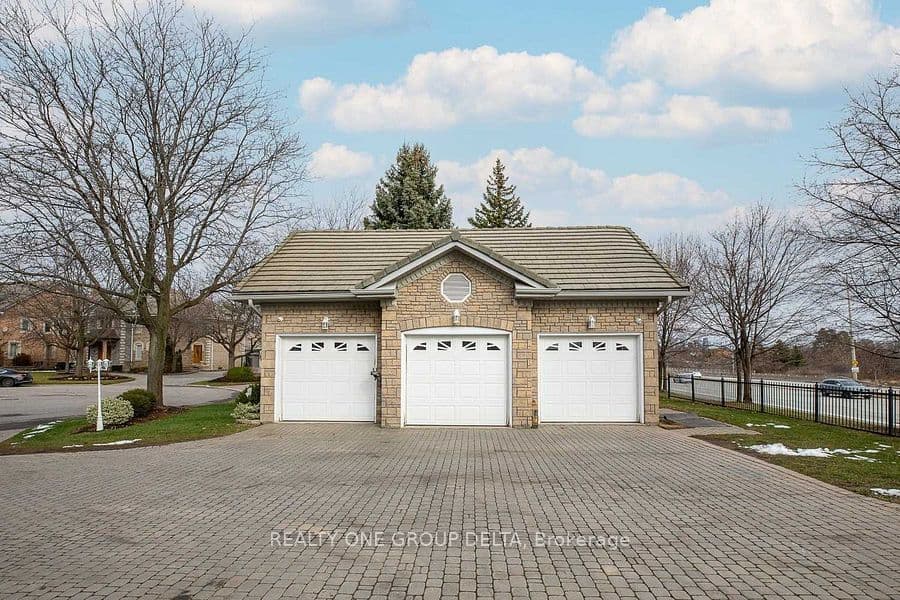 1918 Royal Credit Boulevard, Mississauga, ON L5M 4Y1 – photo 3