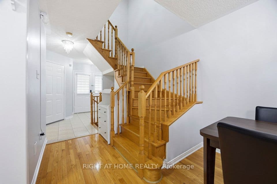 1064 Pepperidge Cross, Mississauga, ON L5W 1J5 – photo 2