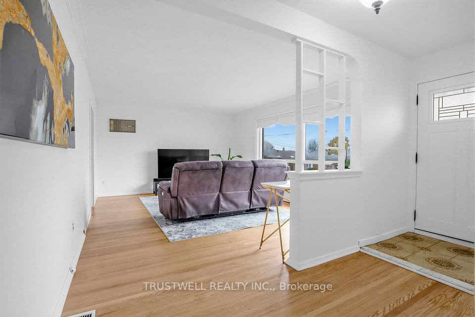 2 Del Ria Drive, Toronto, ON M6L 1M1 – photo 2