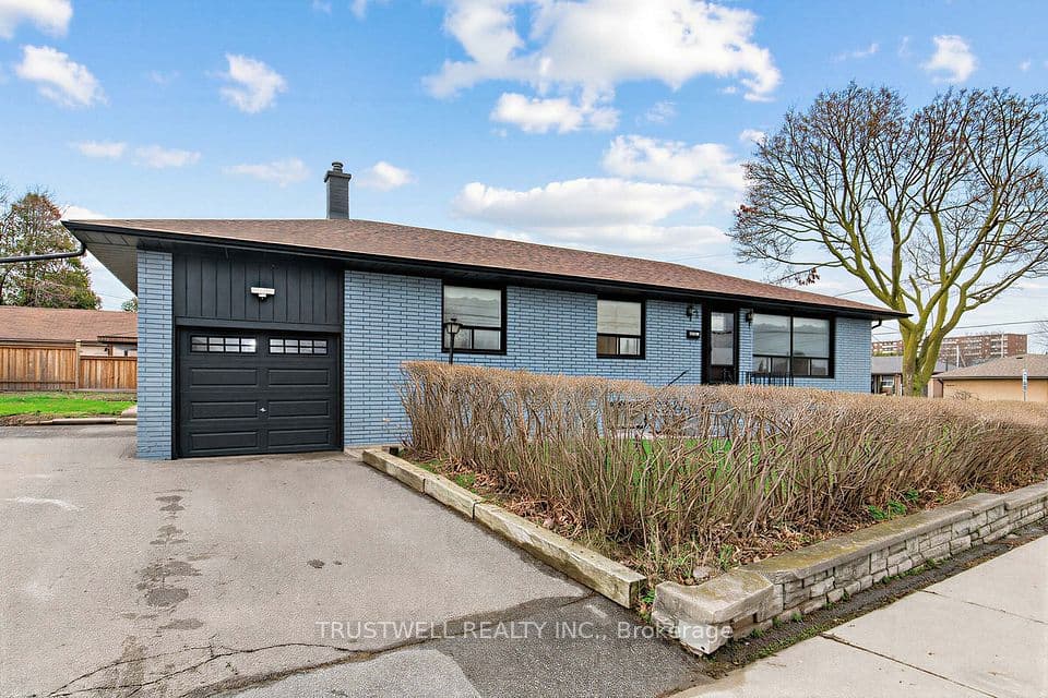 2 Del Ria Drive, Toronto, ON M6L 1M1 – main photo