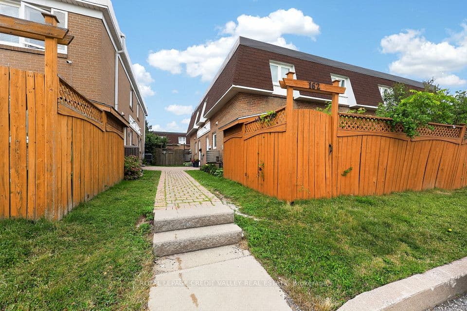184 Town House Crescent 184, Brampton, ON L6W 3C6 – photo 3