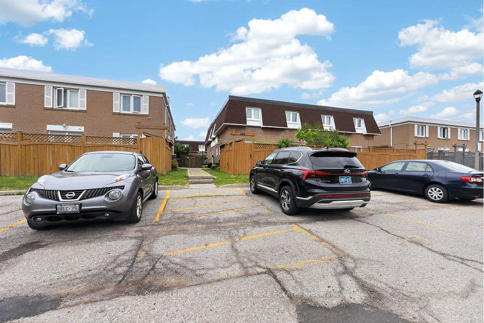 184 Town House Crescent 184, Brampton, ON L6W 3C6 – photo 2