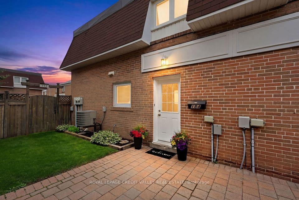 184 Town House Crescent 184, Brampton, ON L6W 3C6 – main photo