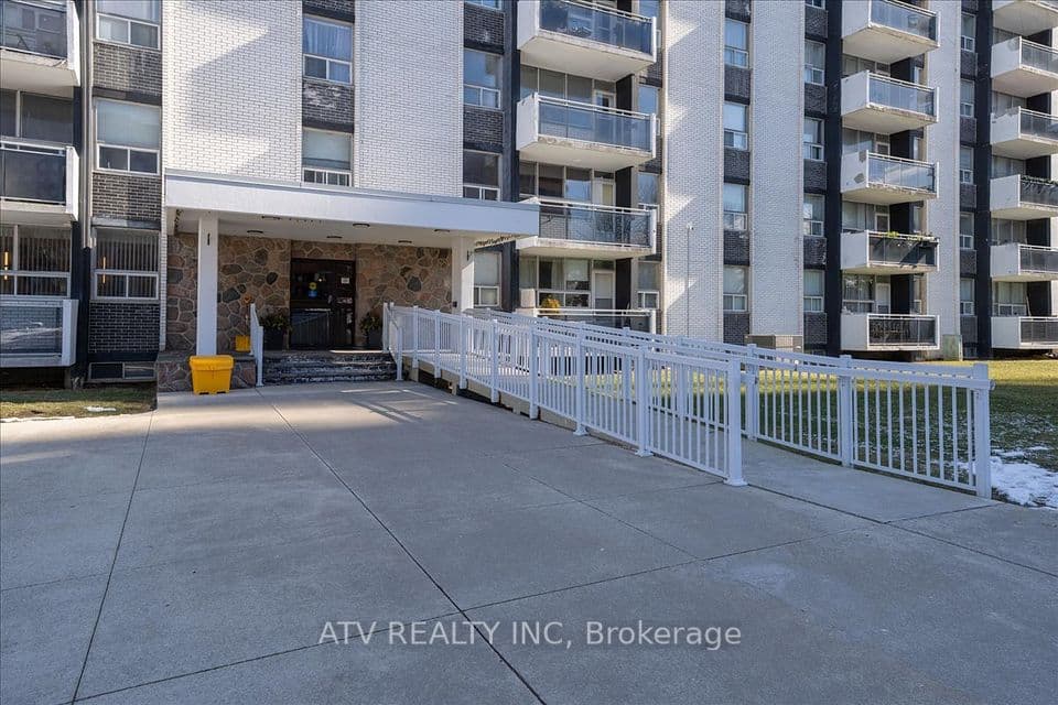 151 La Rose Avenue 804, Toronto, ON M9P 1B3 – photo 2