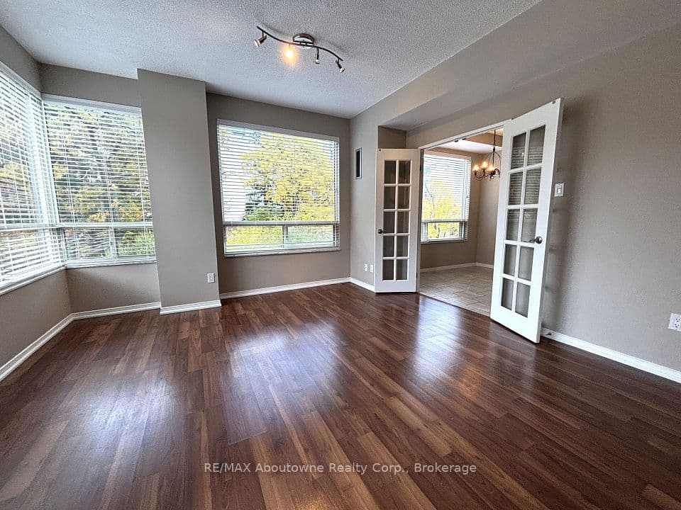 2511 Lakeshore Road W 406, Oakville, ON L6L 6L9 – photo 3