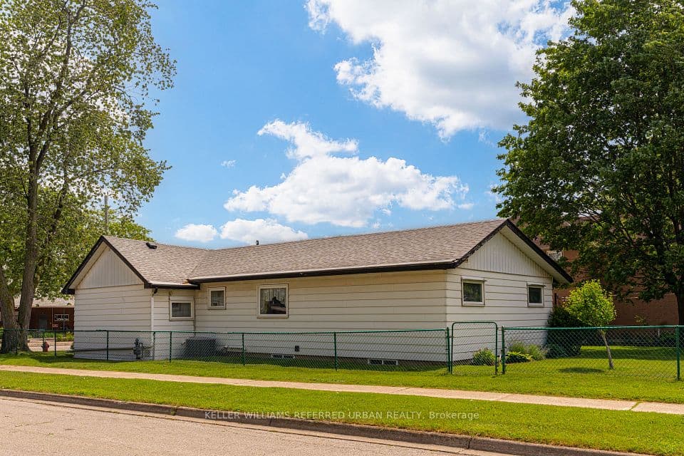 1300 Meredith Avenue, Mississauga, ON L5E 2E5 – photo 3