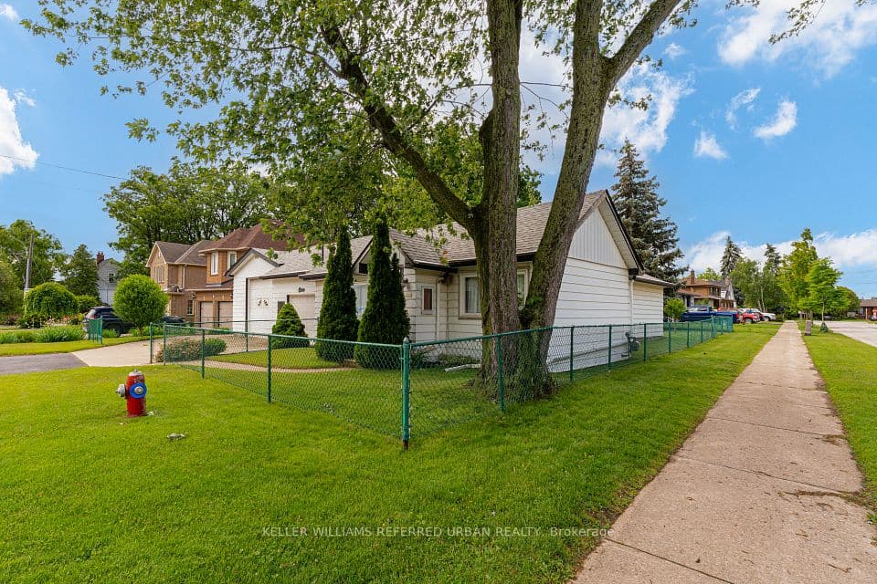 1300 Meredith Avenue, Mississauga, ON L5E 2E5 – photo 2
