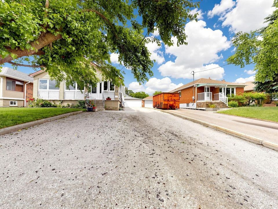 9 Clevedon Street E, Toronto, ON M3M 1M3 – main photo