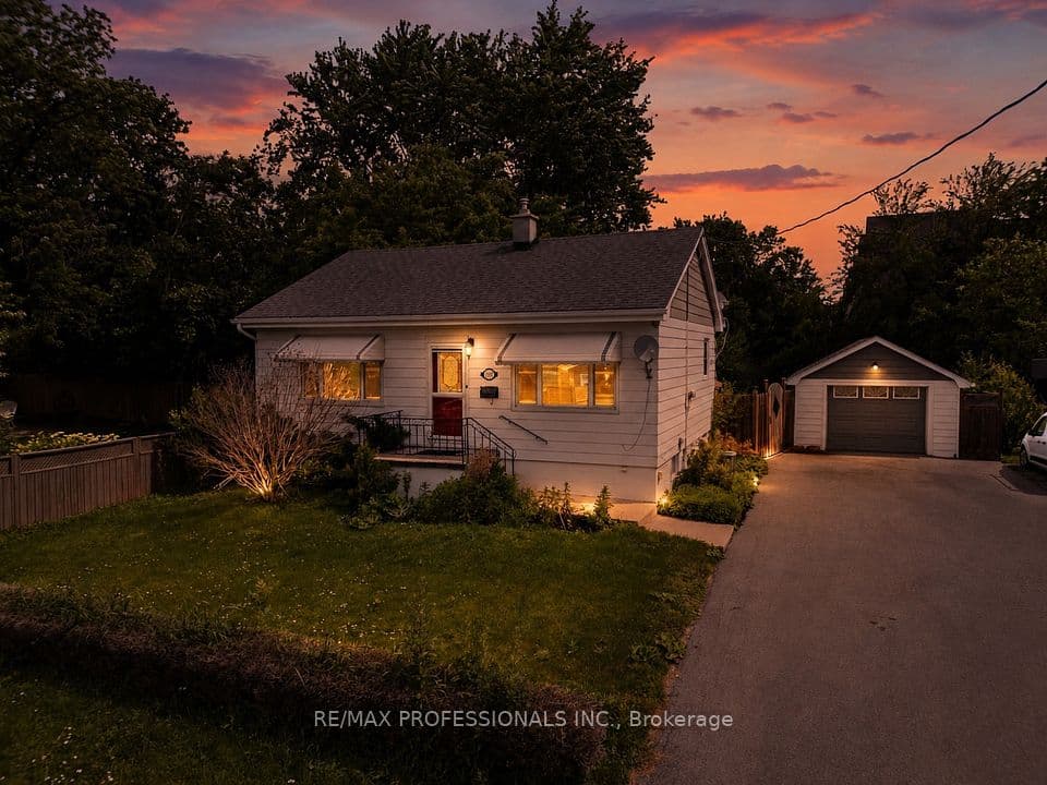 1045 Helena Street, Burlington, ON M7R 3V5 – main photo