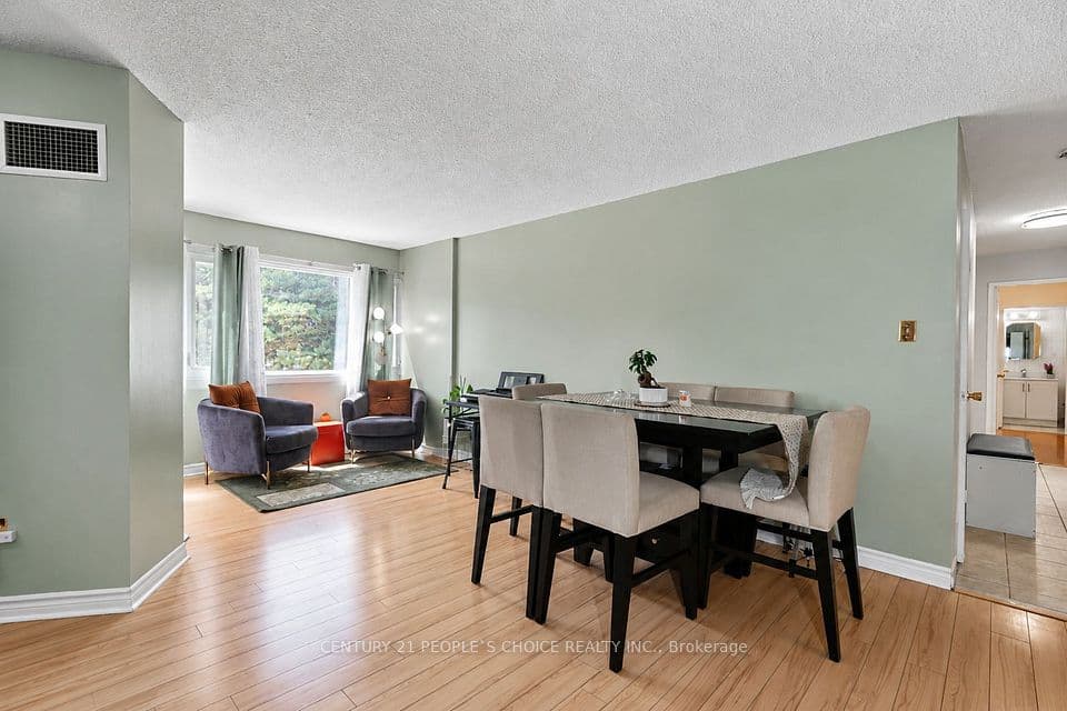 1580 Mississauga Valley Boulevard 207, Mississauga, ON L5A 3T8 – main photo