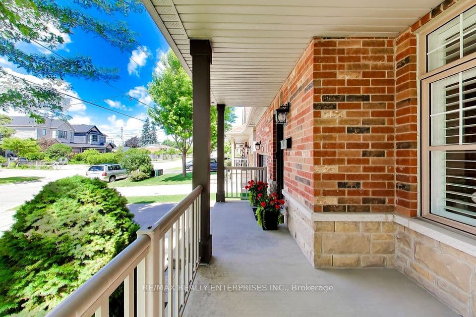 1613 Northmount Avenue, Mississauga, ON L5E 1Y9 – photo 3
