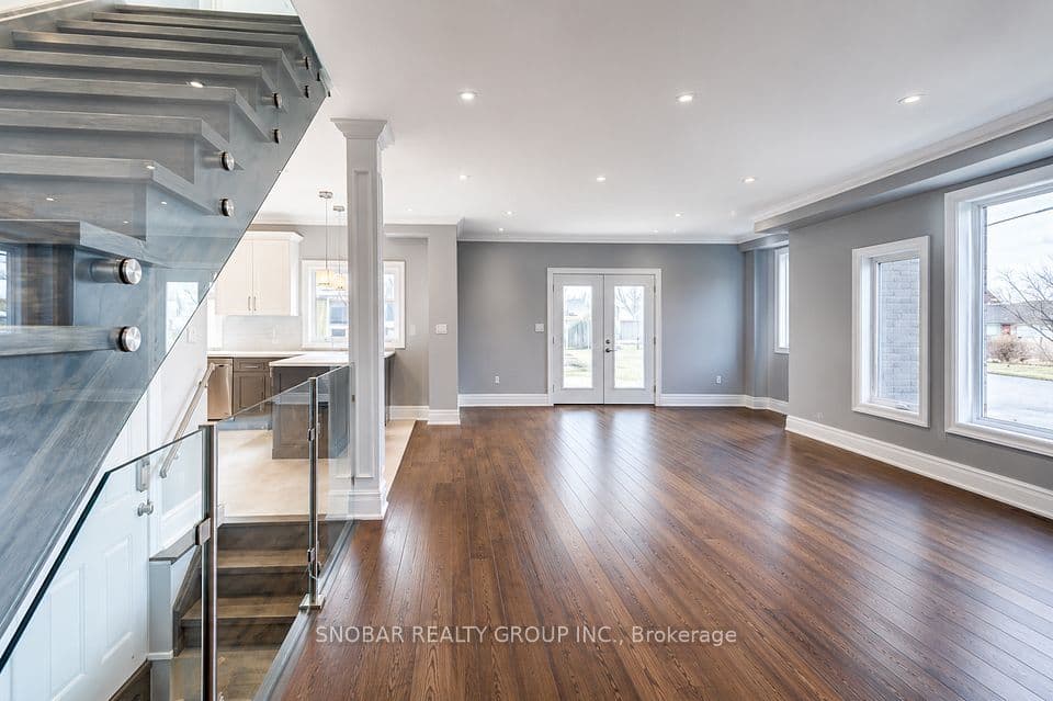 1 Aura Lea Boulevard, Toronto, ON M9M 1K2 – photo 2