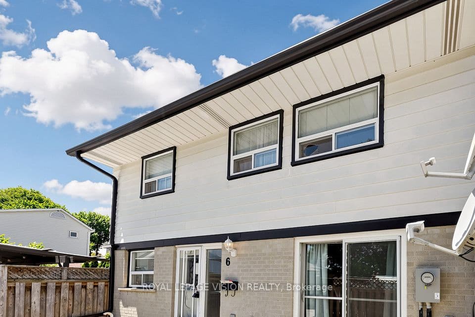 6 Hector Court, Brampton, ON L6S 1P1 – photo 2