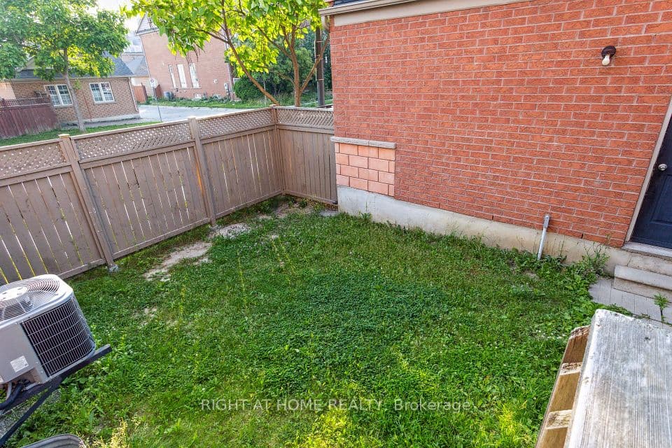 3 Herzberg Gardens, Toronto, ON M3J 3P5 – photo 2