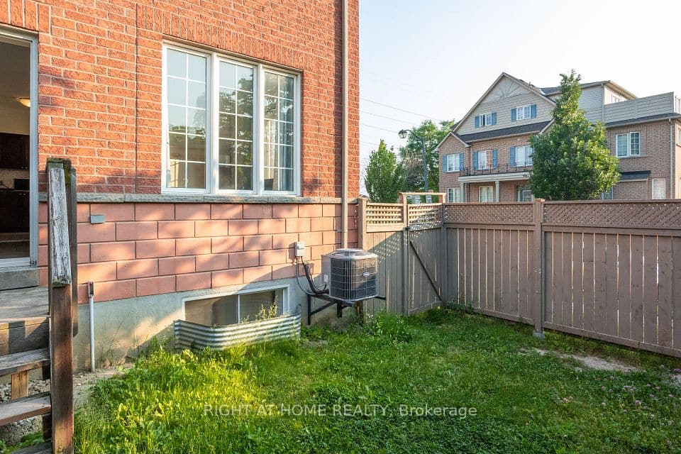 3 Herzberg Gardens, Toronto, ON M3J 3P5 – photo 3