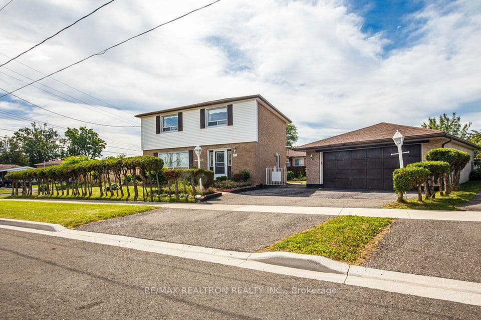62 Hullmar Drive, Toronto, ON M3N 2E3 – main photo