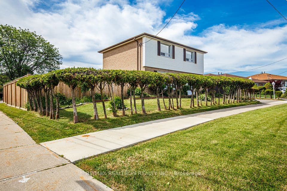 62 Hullmar Drive, Toronto, ON M3N 2E3 – photo 3