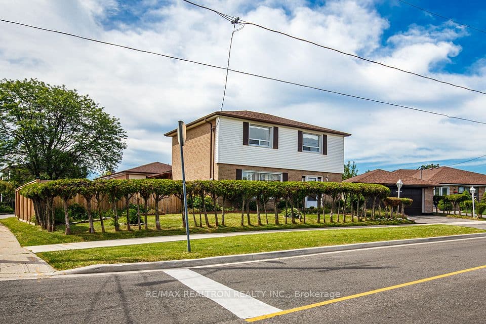 62 Hullmar Drive, Toronto, ON M3N 2E3 – photo 2