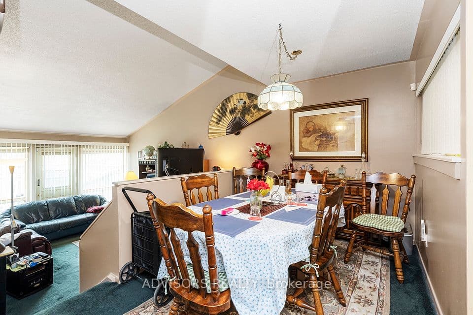 256 John Garland Boulevard 121, Toronto, ON M9V 1N8 – photo 2