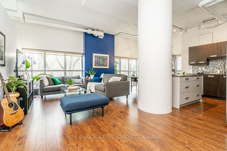 2 Fieldway Road 206, Toronto, ON M8Z 0B9 – main photo