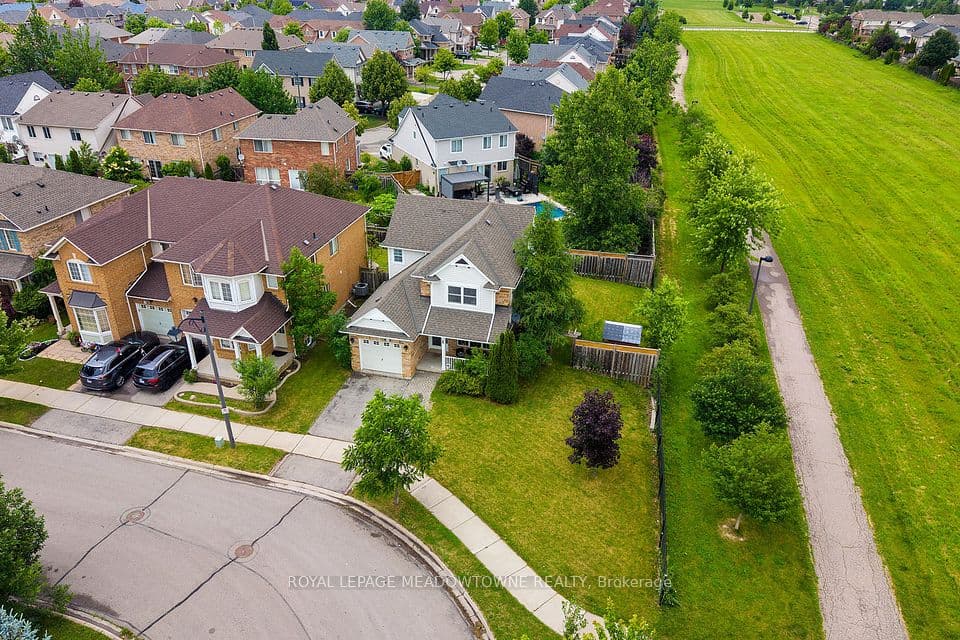 774 Irving Terrace, Milton, ON L9T 6H2 – main photo