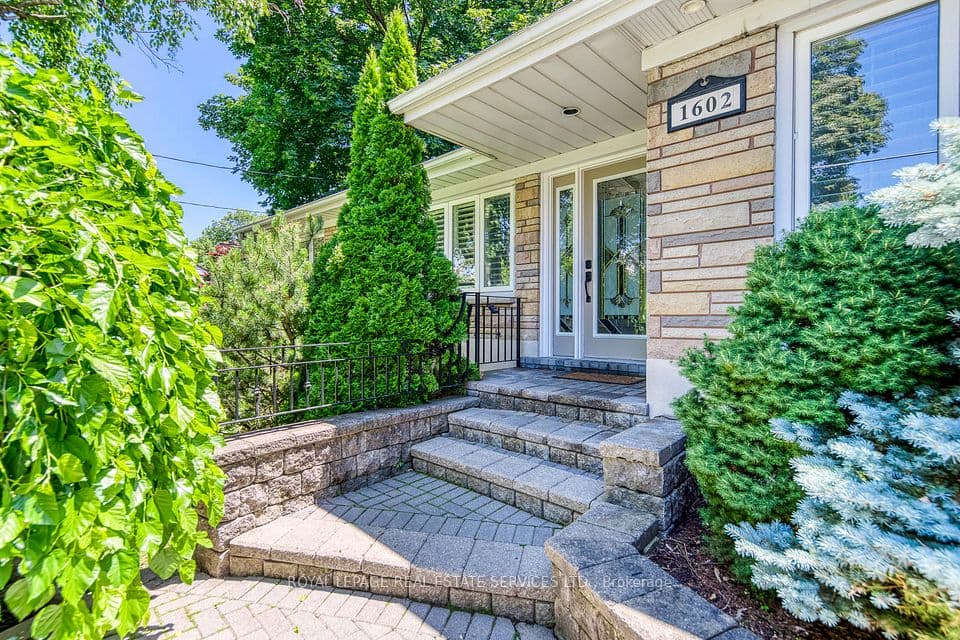 1602 Lincolnshire Boulevard, Mississauga, ON L5E 2S7 – photo 3