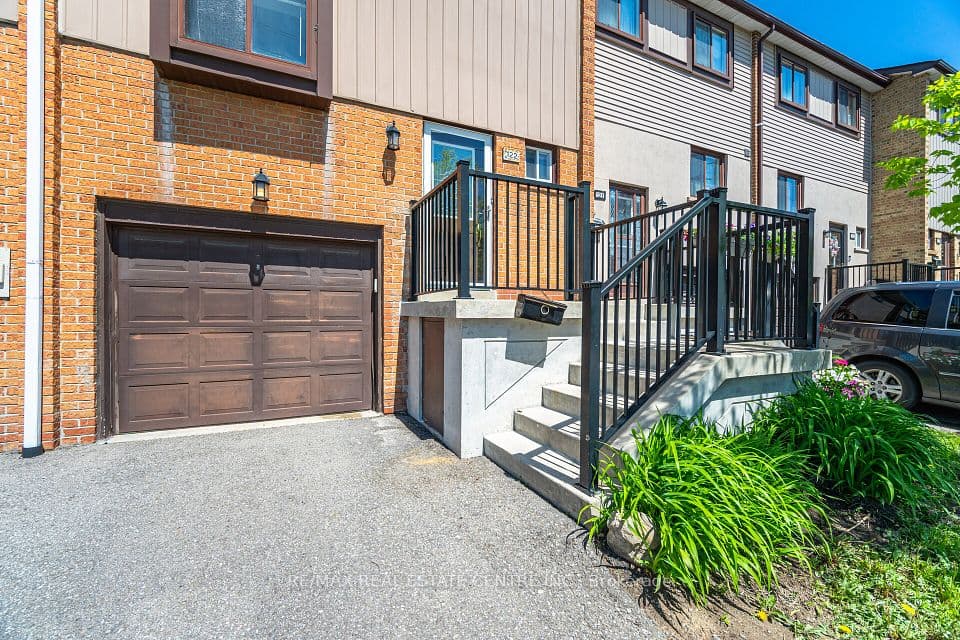 122 Moregate Crescent, Brampton, ON L6S 3K9 – photo 3