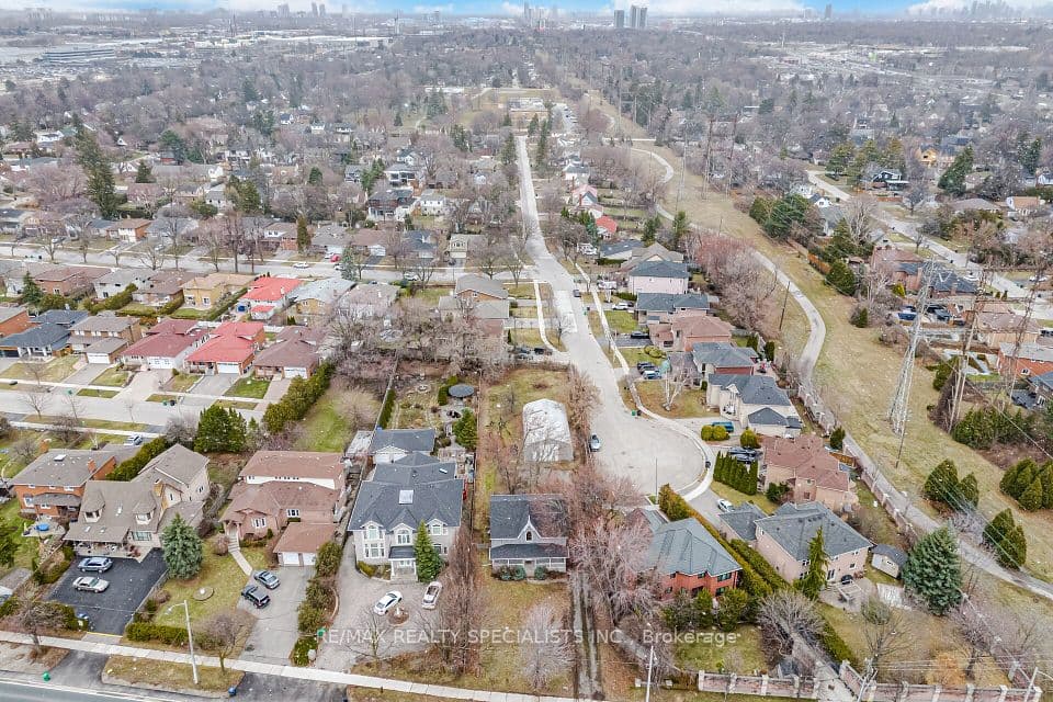 2131 Cawthra Road, Mississauga, ON L5A 2W6 – photo 2