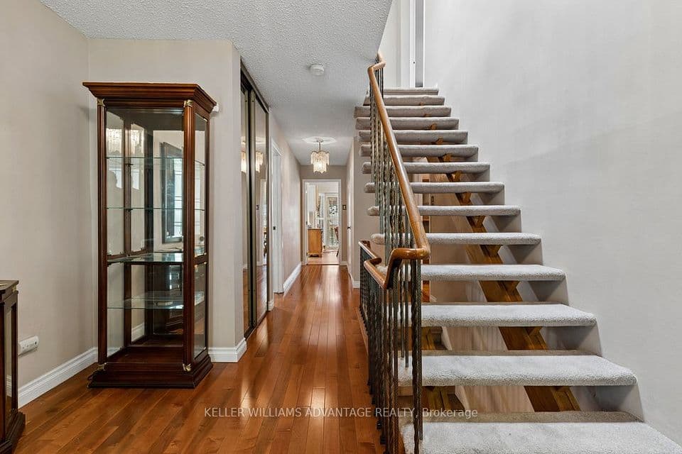 2192 Castlestone Court, Mississauga, ON L5B 1Y1 – photo 3