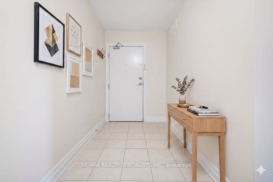 1045 Nadalin Heights 209, Milton, ON L9T 8R5 – photo 3